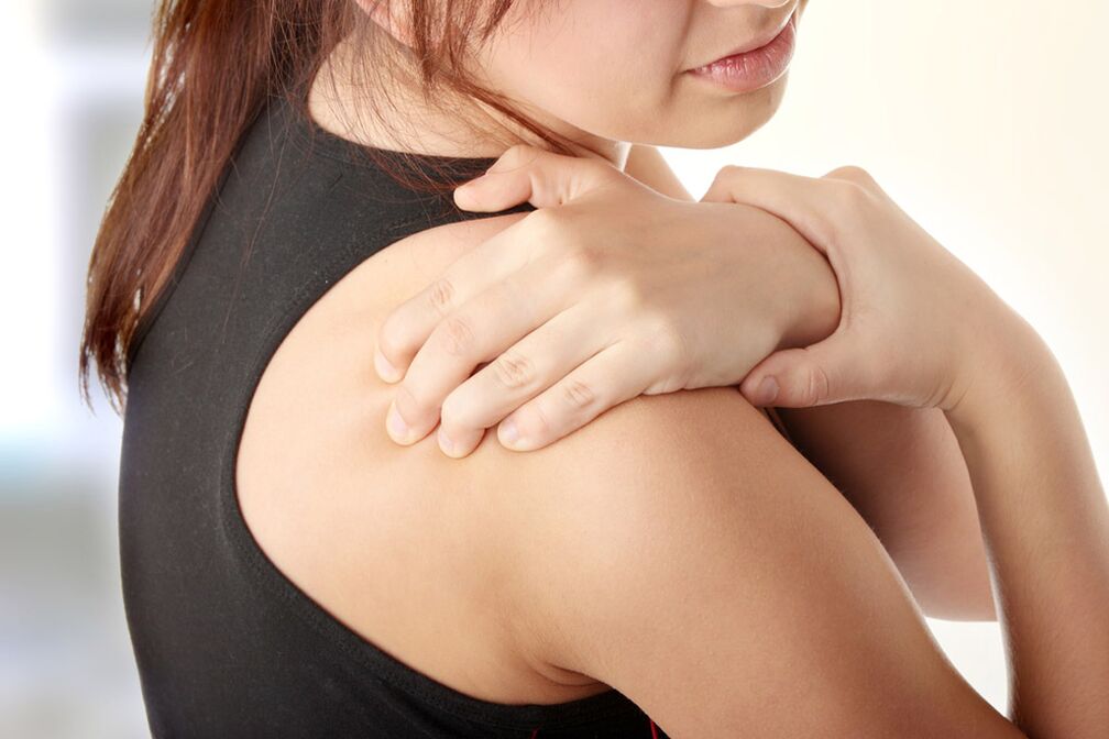 L'ostéochondrose cervicale peut s'accompagner de douleurs à l'épaule