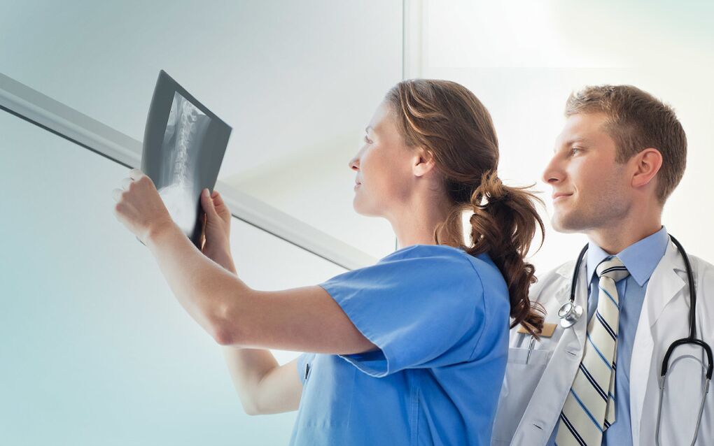 médecins examinant une radiographie pour l'arthrose